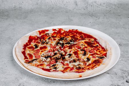 Пицца с ветчиной и грибами