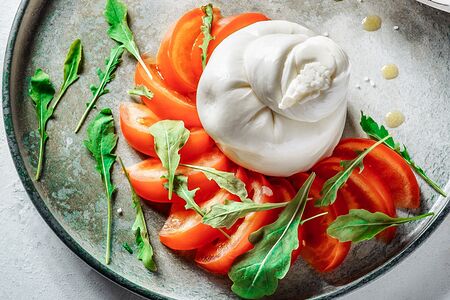 Буррата с помидорами и рукколой