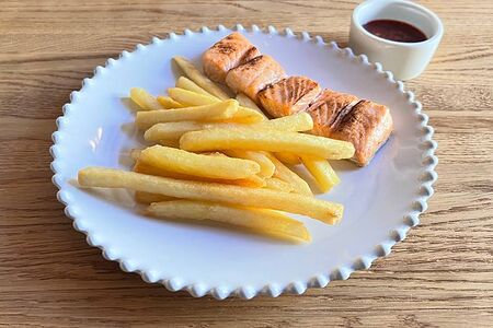 Шашлычок из форели с картофелем фри