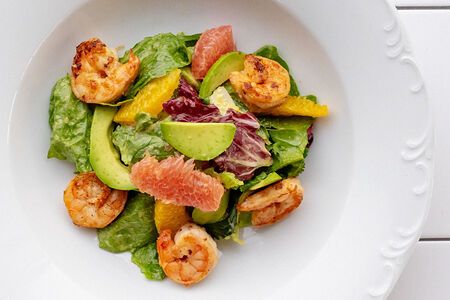 Цитрусовый салат с креветками и авокадо