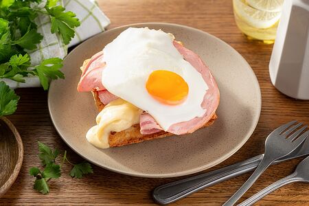 Картофельная вафля с мортаделлой и глазуньей