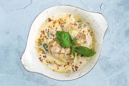 Куриное филе в белом соусе