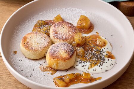 Сырники с карамелизированной грушей