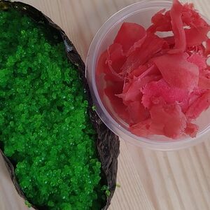 Гункан с зелёной масаго