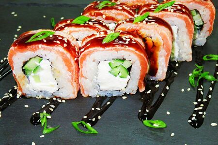 Ролл опаленный лосось