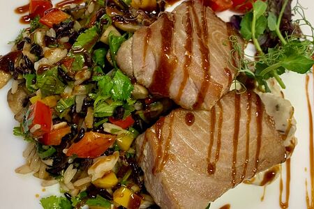 Стейк из тунца с ароматным диким рисом