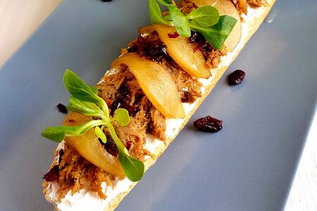 Брускетта с рийетом из утиной грудки и сливочным сыром