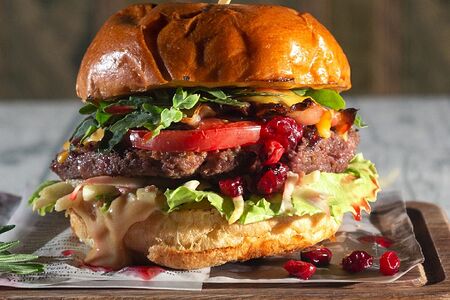 Бургер с олениной и брусничным конфи