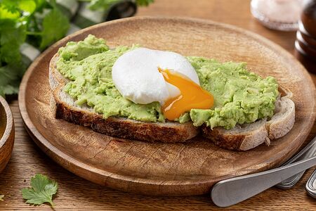 Бутерброд с авокадо и яйцом