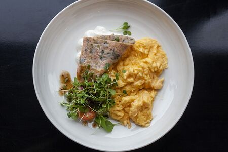 Скрэмбл с мортаделлой из креветок