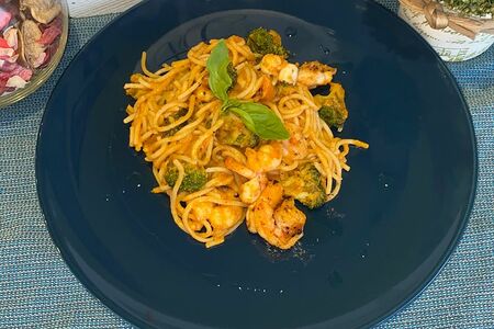 Паста с тигровыми креветками и брокколи в томатном соусе