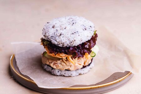 Ким-бургер с крабом и лососем