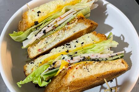 Бриошь-сэндвич с индейкой, сыром, греческим йогуртом и огурцом