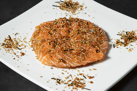 Пицца с лососем японская