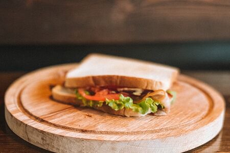 Сэндвич с беконом средний