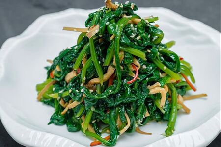 Обжаренный шпинат с грибами