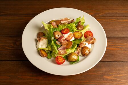 Теплый салат с беконом и мини картофелем