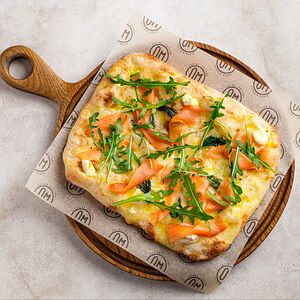 Римская пицца Копченый лосось и шпинат