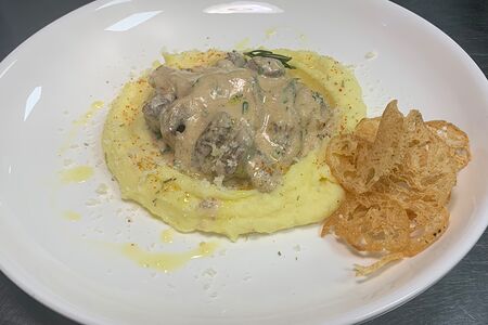 Бефстроганов с белыми грибами и картофельным пюре