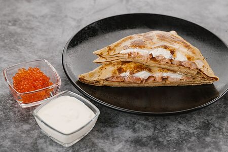 Стандартный Блин с сёмгой в сыре с красной икрой