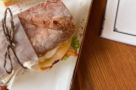 Сэндвич с ветчиной и сыром