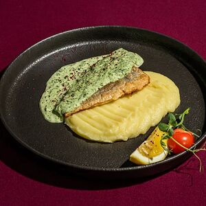 Филе дорадо со шпинатным соусом