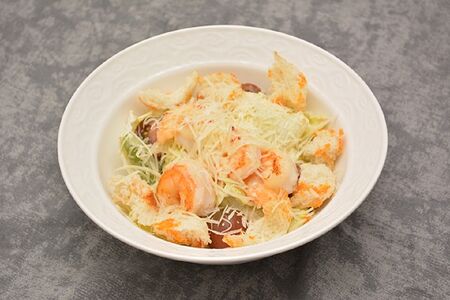 Салат Цезарь с креветками