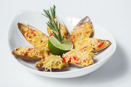 Мидии запечённые с пармезаном