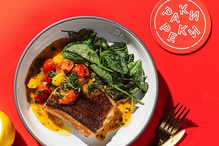 Палтус со шпинатом и соусом из томленых томатов