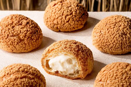 2 ванильных пирожных Шу