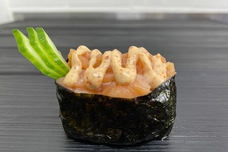 Гункан с семгой