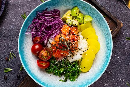 Поке с лососем и свит чили-понзу