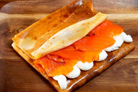 Блин Мурманский с семгой и творожным сыром XL