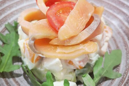 Сытный салат с лососем