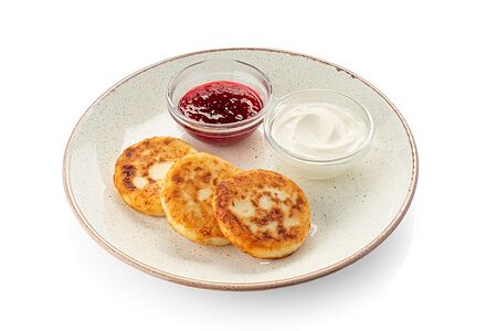 Фирменные сырники со сметаной и вареньем клубничным