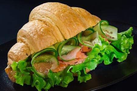 Круассан с лососем