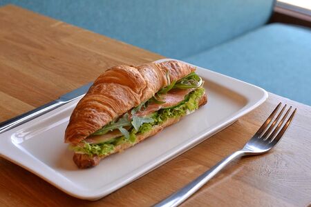 Круассан с лососем