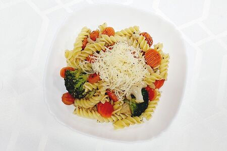 Фузилли с брокколи и овощами