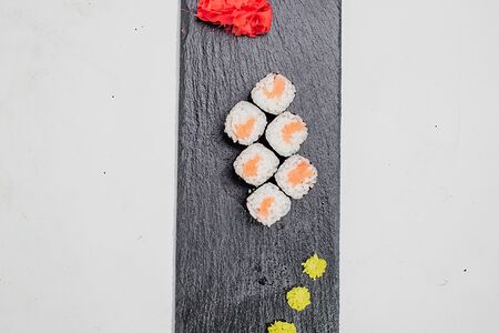 Классический ролл с лососем