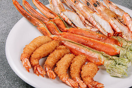 Снежный краб с креветками темпура и тигровыми креветками гриль