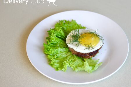 Бифштекс с яйцом