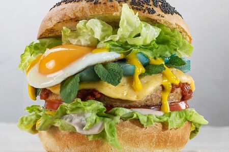 Бургер с курой, голубой грушей и жареным яйцом мини