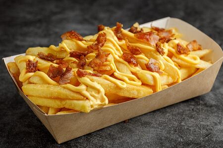 Картофель фри с сырным соусом и беконом