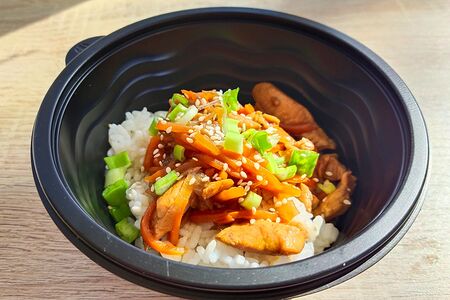 Рис под соусом терияки с курицей и овощами