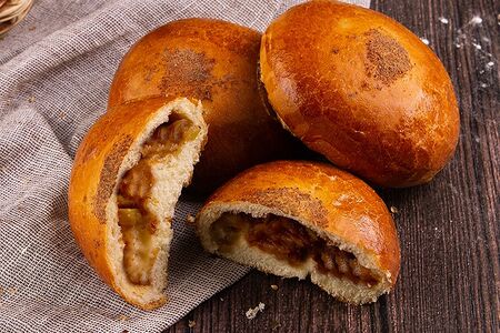 Пирог печеный с яблоком и корицей