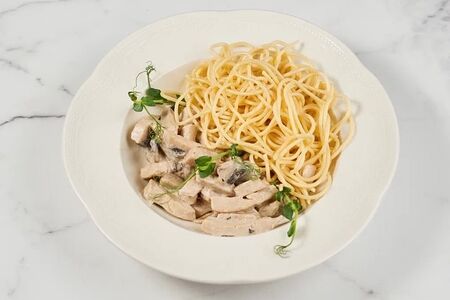 Куриное филе в сливках с грибами 