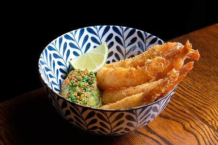 Тигровые креветки в миндальной панировке с гуакамоле