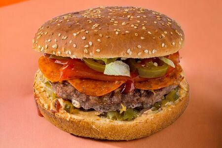 Острый Чили бургер с пепперони