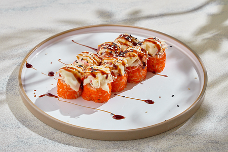 Запеченный ролл с крабом