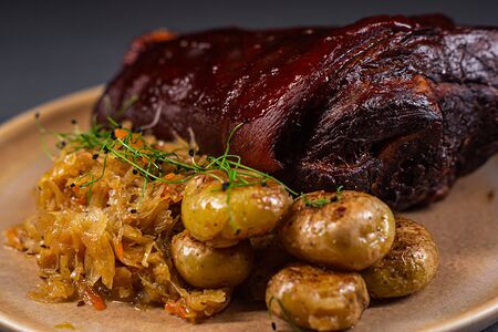Подкопчённая рулька, капуста, жареный картофель